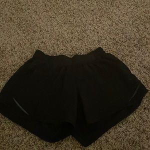 Lululemon hotly hot low rise 4” shorts